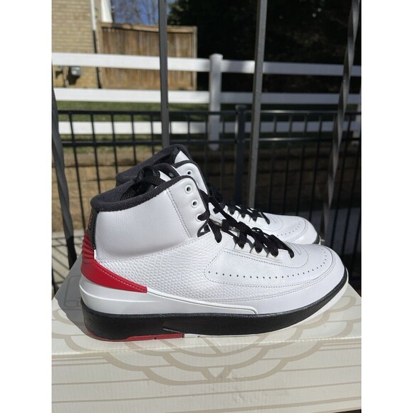 Air Jordan 2 Retro OG ‘Chicago’ 2022 - Women’s 11 /Men’s 9.5 (DX2454-106) - VNDS - Picture 2 of 11
